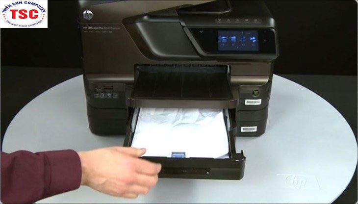 Bạn hãy mở khay giấy và lấy bớt số lượng giấy ra để tránh tình trạng kẹt giấy và cản trở máy in