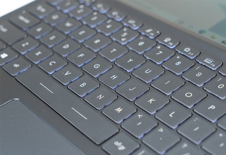 Bàn phím laptop được thiết kế tỉ mỉ, hành trình phím sâu với độ nảy ổn định mang lại cho bạn cảm giác gõ văn bản thoải mái