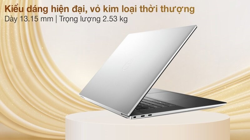 Chiếc laptop này có thân hình hơi dày và nặng giống laptop gaming.